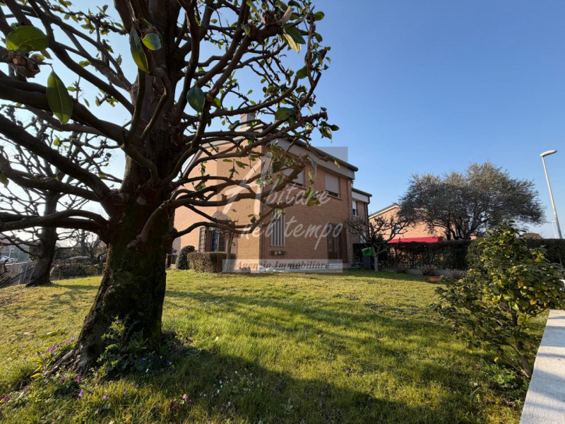 CITTADELLA (PD)

Proponiamo in esclusiva una splendida bifamiliare ideale per la famiglia, dispos...