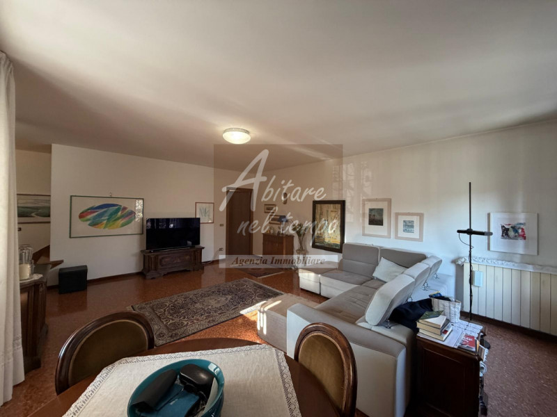 CITTADELLA (PD)

Proponiamo in esclusiva una splendida bifamiliare ideale per la famiglia, dispos...