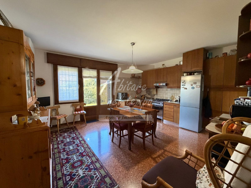 CITTADELLA (PD)

Proponiamo in esclusiva una splendida bifamiliare ideale per la famiglia, dispos...