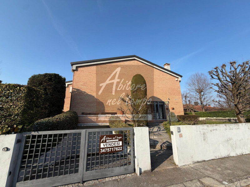 CITTADELLA (PD)

Proponiamo in esclusiva una splendida bifamiliare ideale per la famiglia, dispos...