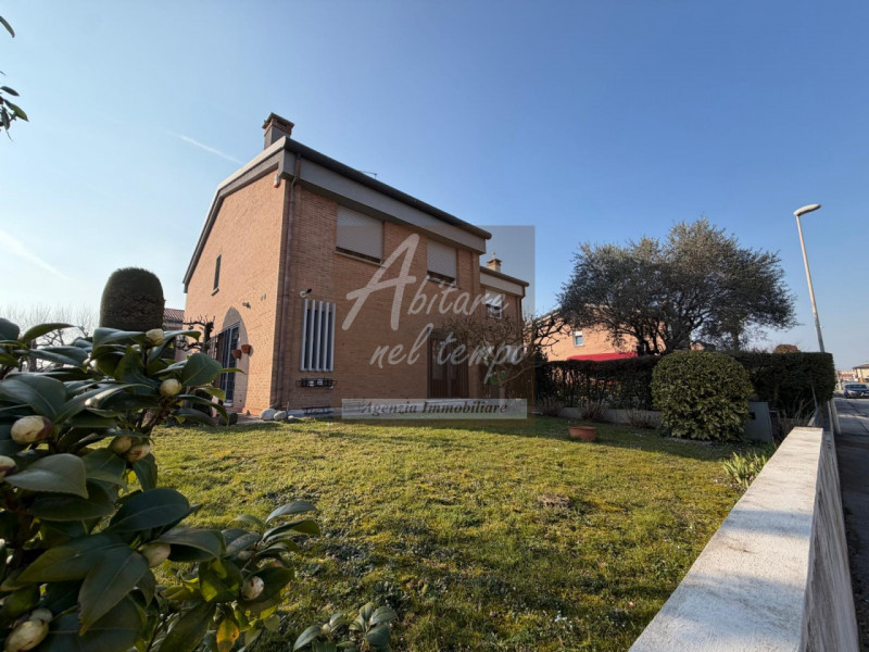 CITTADELLA (PD)

Proponiamo in esclusiva una splendida bifamiliare ideale per la famiglia, dispos...