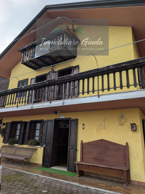 Bella casa singola di circa 150 m², disposta su tre livelli, con giardino di proprietà.
Al piano ...