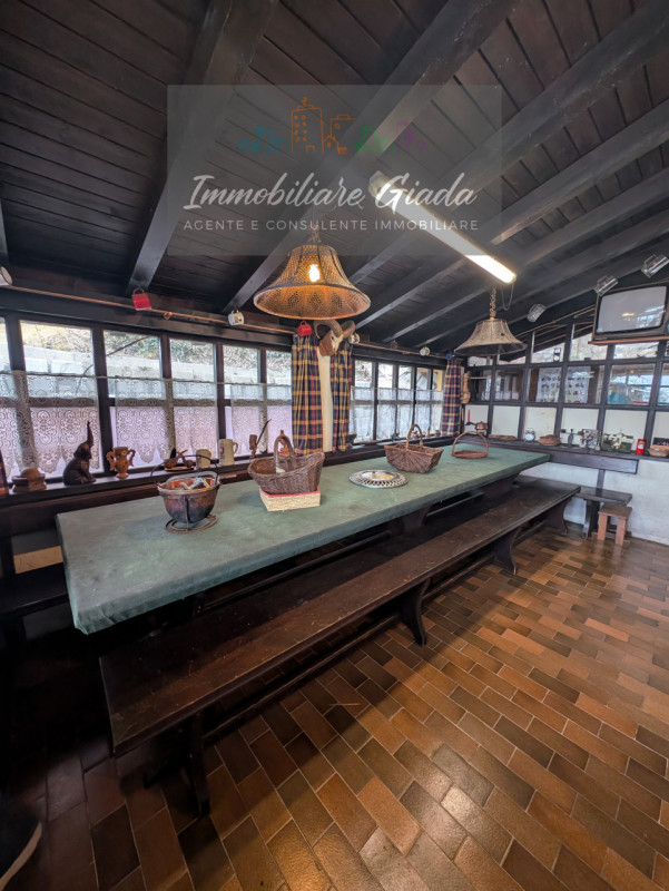 Bella casa singola di circa 150 m², disposta su tre livelli, con giardino di proprietà.
Al piano ...