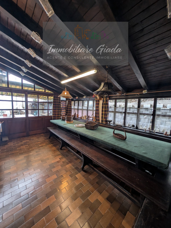 Bella casa singola di circa 150 m², disposta su tre livelli, con giardino di proprietà.
Al piano ...