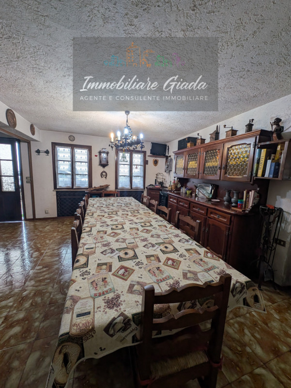 Bella casa singola di circa 150 m², disposta su tre livelli, con giardino di proprietà.
Al piano ...