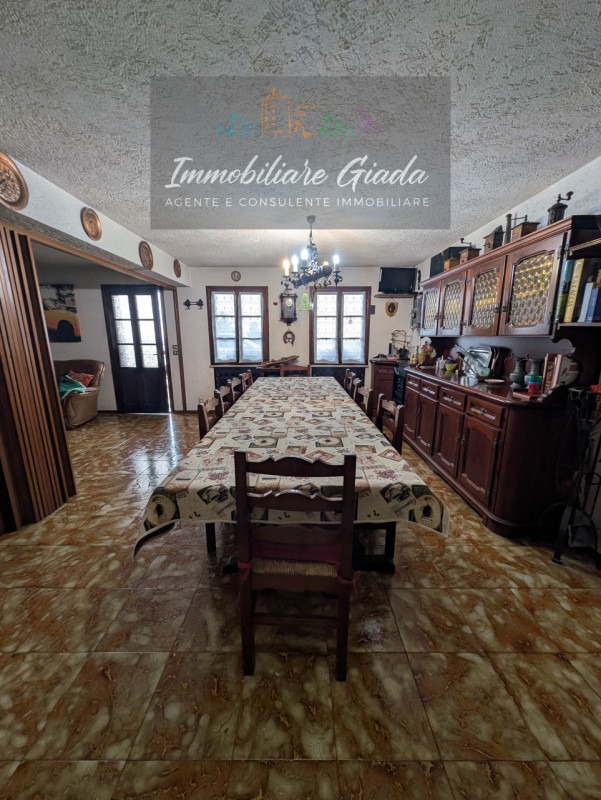 Bella casa singola di circa 150 m², disposta su tre livelli, con giardino di proprietà.
Al piano ...