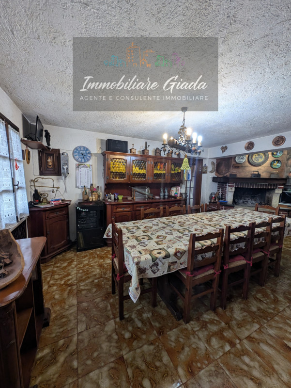 Bella casa singola di circa 150 m², disposta su tre livelli, con giardino di proprietà.
Al piano ...