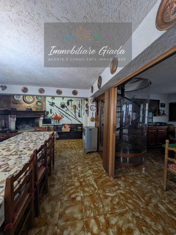 Bella casa singola di circa 150 m², disposta su tre livelli, con giardino di proprietà.
Al piano ...