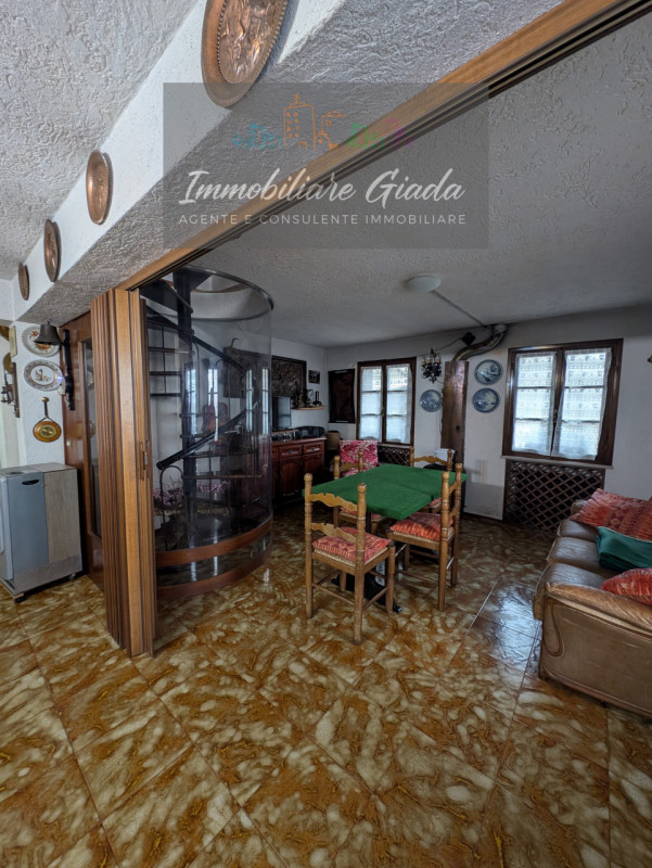 Bella casa singola di circa 150 m², disposta su tre livelli, con giardino di proprietà.
Al piano ...