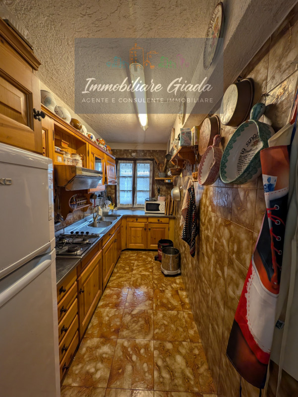 Bella casa singola di circa 150 m², disposta su tre livelli, con giardino di proprietà.
Al piano ...