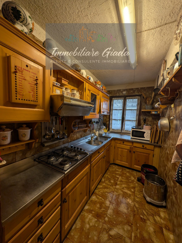 Bella casa singola di circa 150 m², disposta su tre livelli, con giardino di proprietà.
Al piano ...