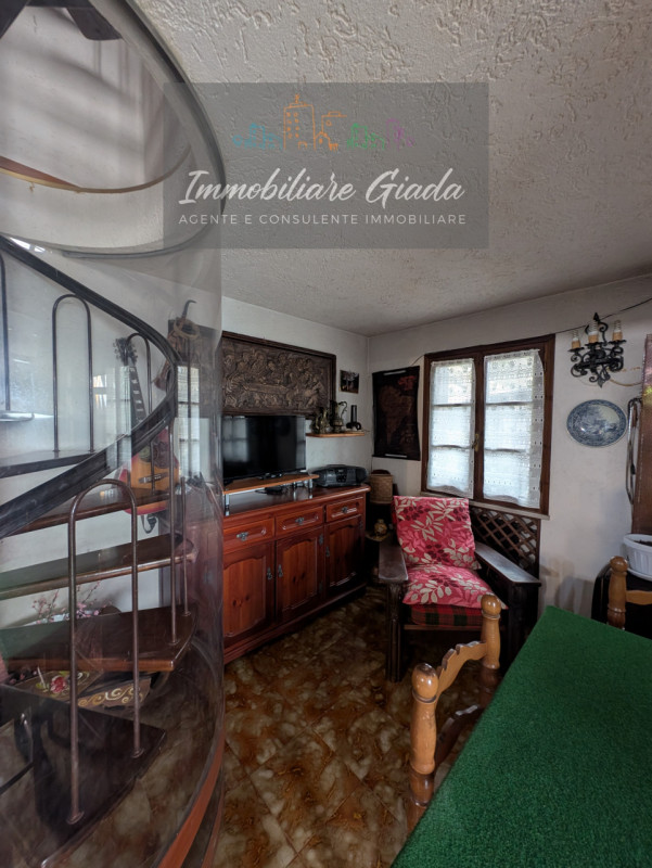 Bella casa singola di circa 150 m², disposta su tre livelli, con giardino di proprietà.
Al piano ...