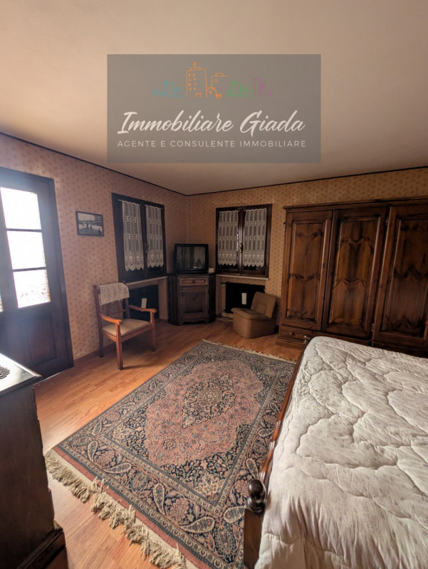 Bella casa singola di circa 150 m², disposta su tre livelli, con giardino di proprietà.
Al piano ...