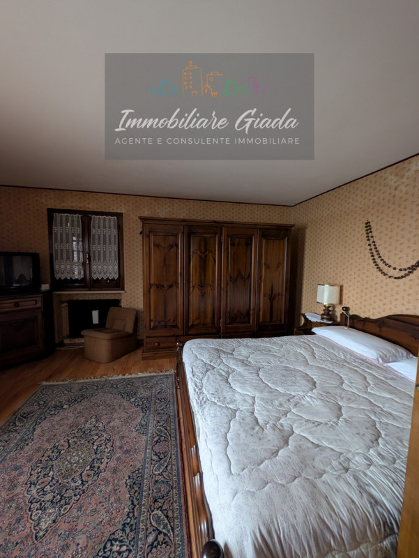 Bella casa singola di circa 150 m², disposta su tre livelli, con giardino di proprietà.
Al piano ...