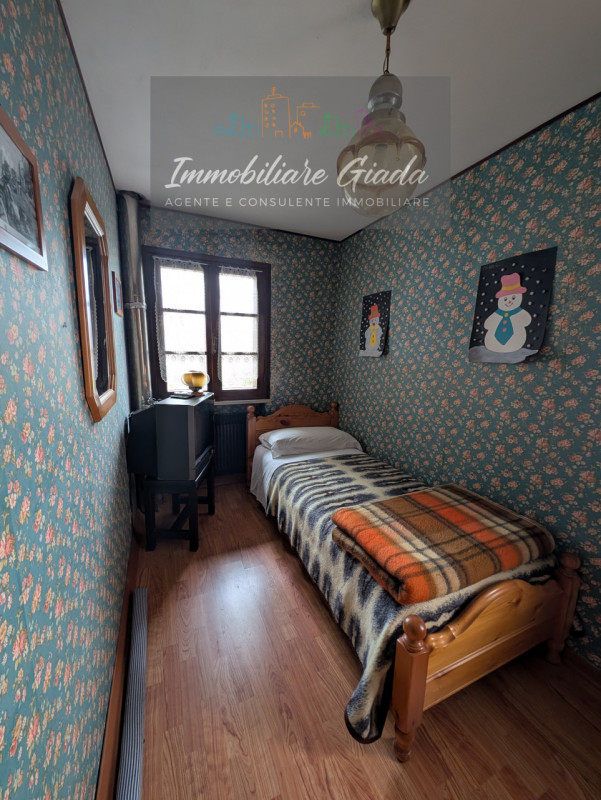 Bella casa singola di circa 150 m², disposta su tre livelli, con giardino di proprietà.
Al piano ...