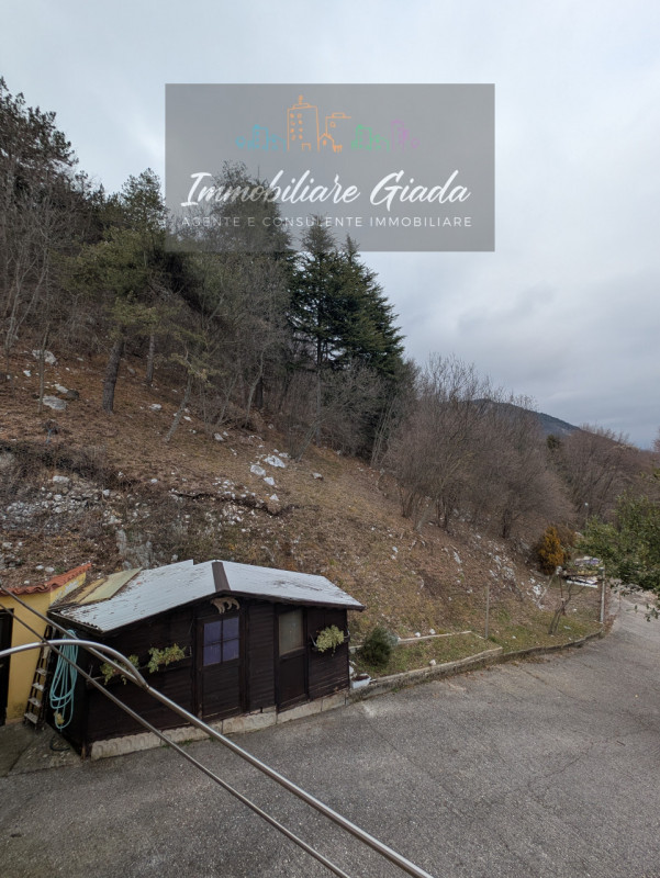 Bella casa singola di circa 150 m², disposta su tre livelli, con giardino di proprietà.
Al piano ...