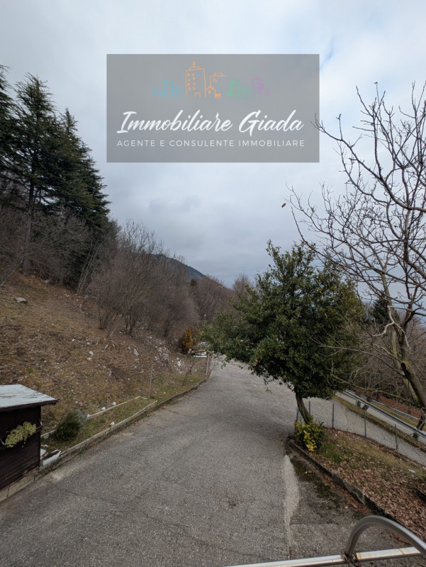 Bella casa singola di circa 150 m², disposta su tre livelli, con giardino di proprietà.
Al piano ...