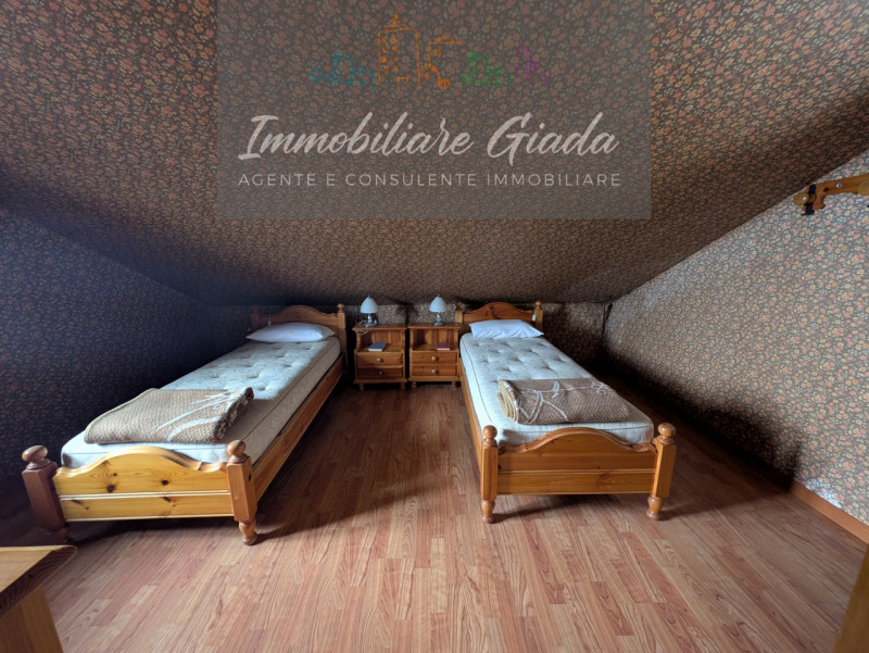 Bella casa singola di circa 150 m², disposta su tre livelli, con giardino di proprietà.
Al piano ...