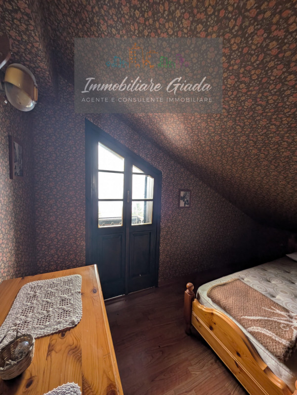 Bella casa singola di circa 150 m², disposta su tre livelli, con giardino di proprietà.
Al piano ...