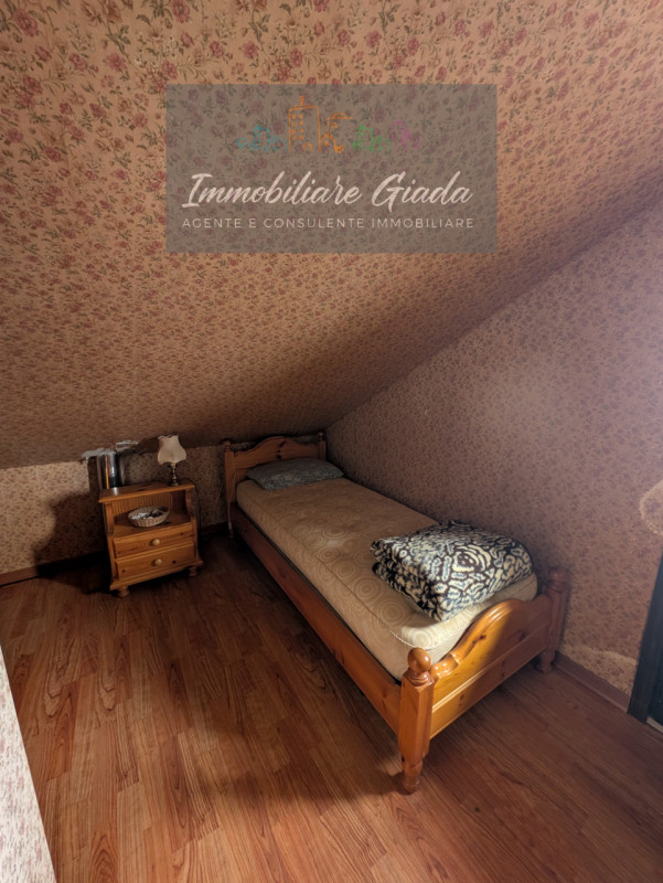 Bella casa singola di circa 150 m², disposta su tre livelli, con giardino di proprietà.
Al piano ...