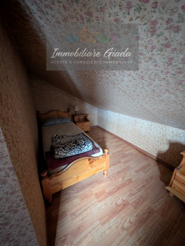 Bella casa singola di circa 150 m², disposta su tre livelli, con giardino di proprietà.
Al piano ...