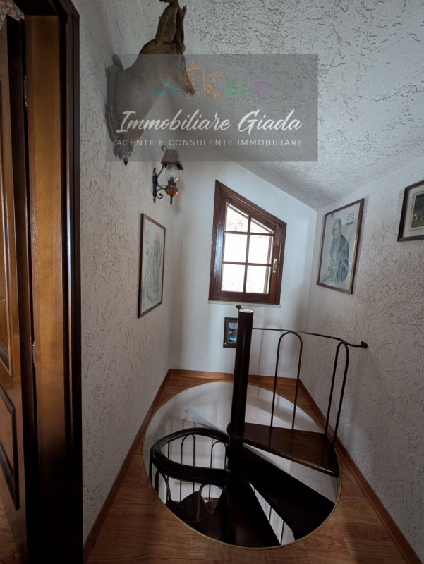 Bella casa singola di circa 150 m², disposta su tre livelli, con giardino di proprietà.
Al piano ...