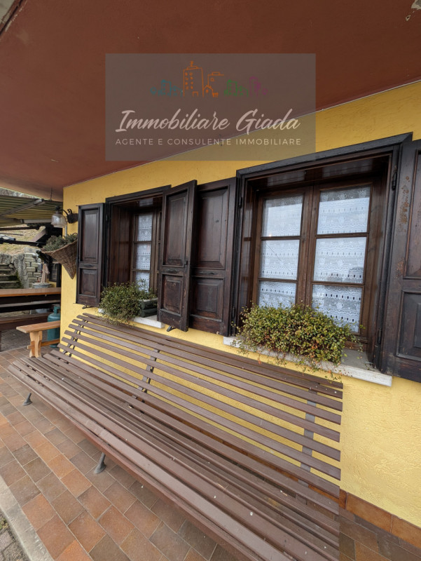 Bella casa singola di circa 150 m², disposta su tre livelli, con giardino di proprietà.
Al piano ...