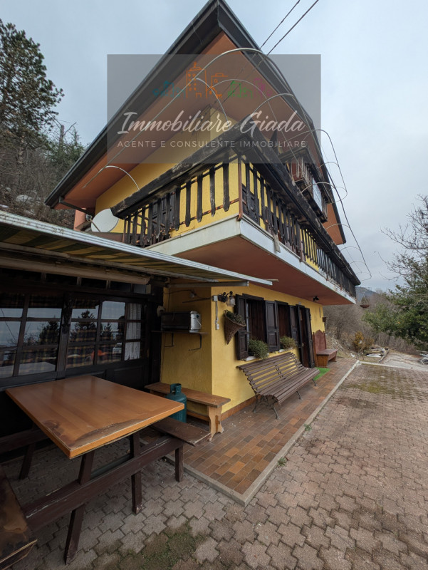 Bella casa singola di circa 150 m², disposta su tre livelli, con giardino di proprietà.
Al piano ...