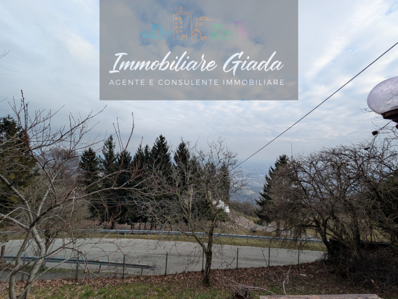 Bella casa singola di circa 150 m², disposta su tre livelli, con giardino di proprietà.
Al piano ...