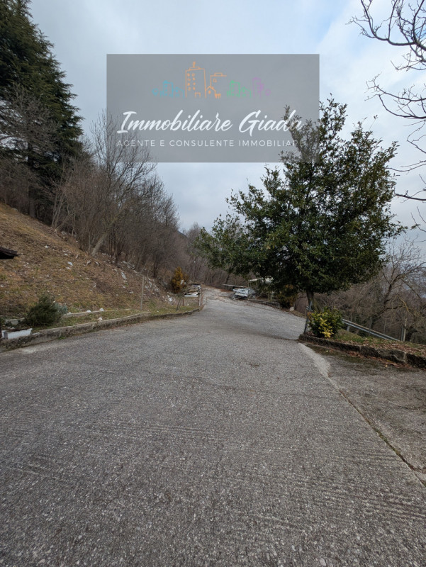 Bella casa singola di circa 150 m², disposta su tre livelli, con giardino di proprietà.
Al piano ...