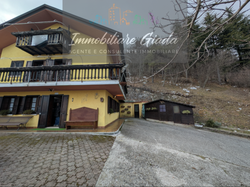 Bella casa singola di circa 150 m², disposta su tre livelli, con giardino di proprietà.
Al piano ...