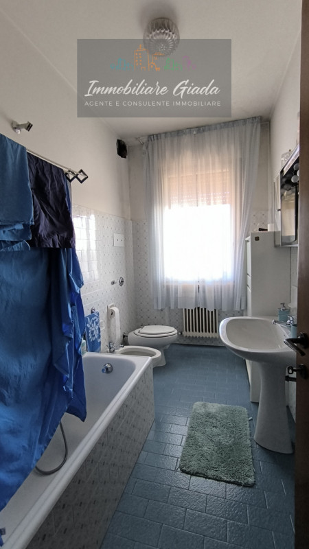 In zona centralissima di Vittorio Veneto, propongo in vendita un appartamento luminosissimo situa...