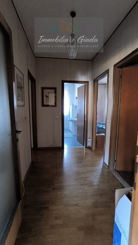 In zona centralissima di Vittorio Veneto, propongo in vendita un appartamento luminosissimo situa...