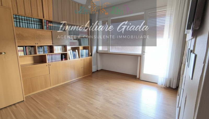 In zona centralissima di Vittorio Veneto, propongo in vendita un appartamento luminosissimo situa...
