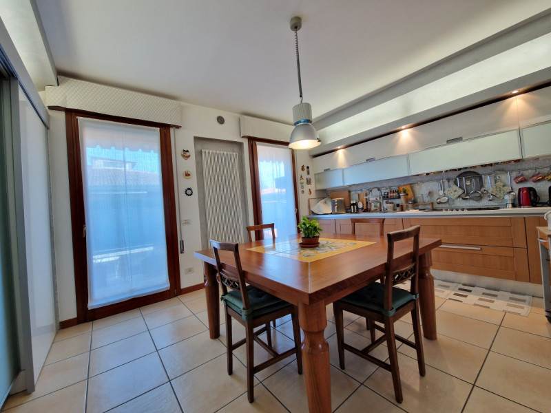 Scoprite questo splendido appartamento quadrilocale situato nel cuore del tranquillo quartiere di...