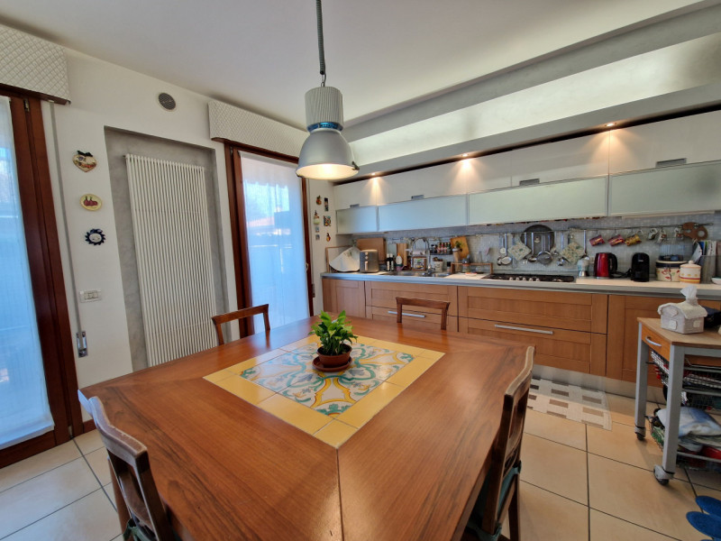 Scoprite questo splendido appartamento quadrilocale situato nel cuore del tranquillo quartiere di...