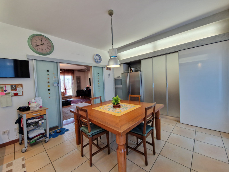 Scoprite questo splendido appartamento quadrilocale situato nel cuore del tranquillo quartiere di...