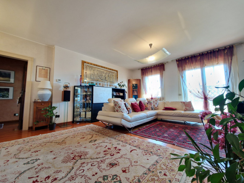 Scoprite questo splendido appartamento quadrilocale situato nel cuore del tranquillo quartiere di...