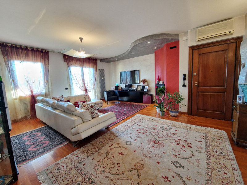 Scoprite questo splendido appartamento quadrilocale situato nel cuore del tranquillo quartiere di...