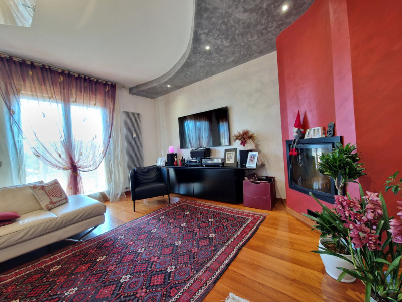 Scoprite questo splendido appartamento quadrilocale situato nel cuore del tranquillo quartiere di...