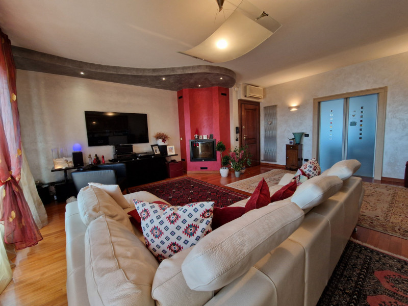 Scoprite questo splendido appartamento quadrilocale situato nel cuore del tranquillo quartiere di...