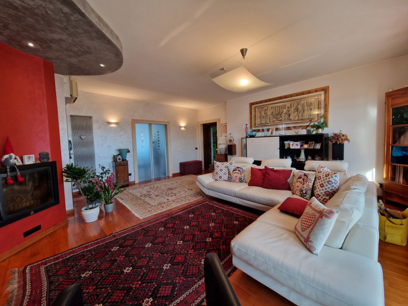 Scoprite questo splendido appartamento quadrilocale situato nel cuore del tranquillo quartiere di...