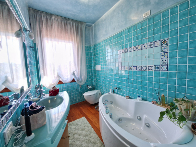 Scoprite questo splendido appartamento quadrilocale situato nel cuore del tranquillo quartiere di...