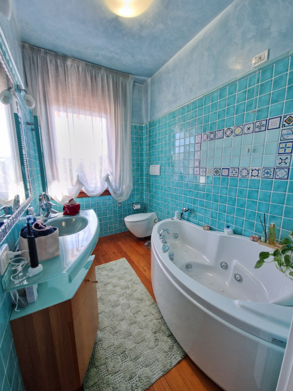 Scoprite questo splendido appartamento quadrilocale situato nel cuore del tranquillo quartiere di...