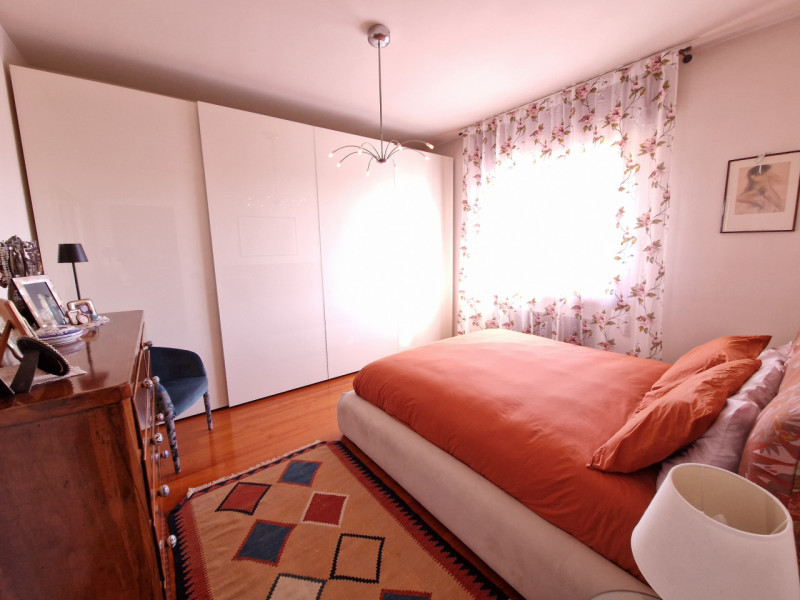 Scoprite questo splendido appartamento quadrilocale situato nel cuore del tranquillo quartiere di...