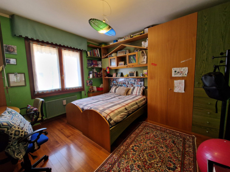 Scoprite questo splendido appartamento quadrilocale situato nel cuore del tranquillo quartiere di...