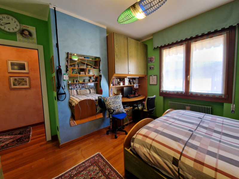 Scoprite questo splendido appartamento quadrilocale situato nel cuore del tranquillo quartiere di...