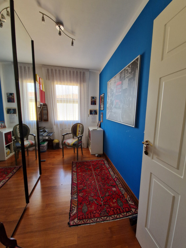 Scoprite questo splendido appartamento quadrilocale situato nel cuore del tranquillo quartiere di...