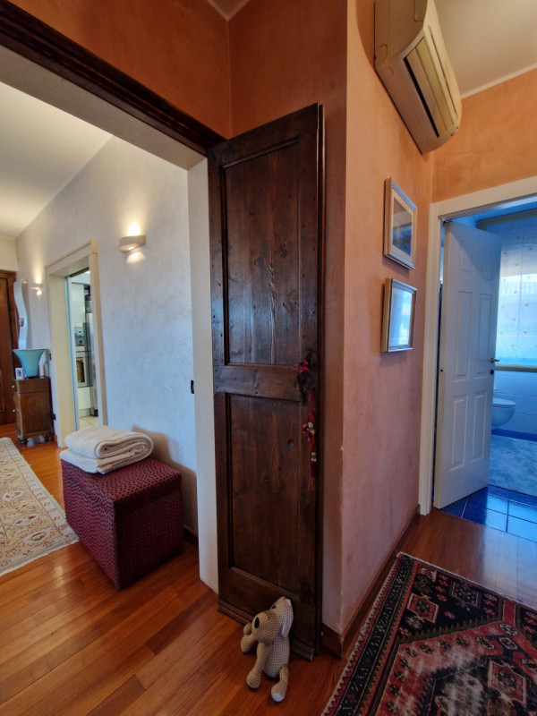 Scoprite questo splendido appartamento quadrilocale situato nel cuore del tranquillo quartiere di...