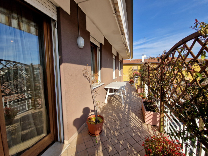 Scoprite questo splendido appartamento quadrilocale situato nel cuore del tranquillo quartiere di...